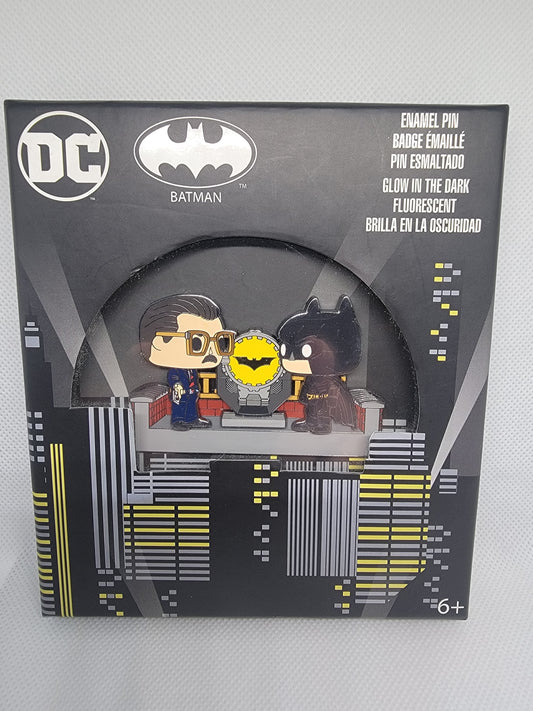 Funko pop DC Batman and Gordon with GITD Nat Signal Enamel Pin LE 1000 (SPO Exclusive)